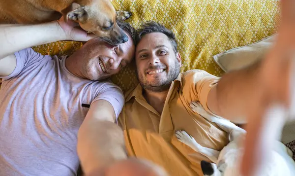 Selfie Couple Homosexuel Avec Leurs Chiens Couchés Sur Sol Regardant — Photo