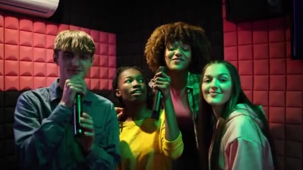 Група Багаторасових Друзів Співають Танцюють Караоке Своїми Мікрофонами Вихідних — стокове відео