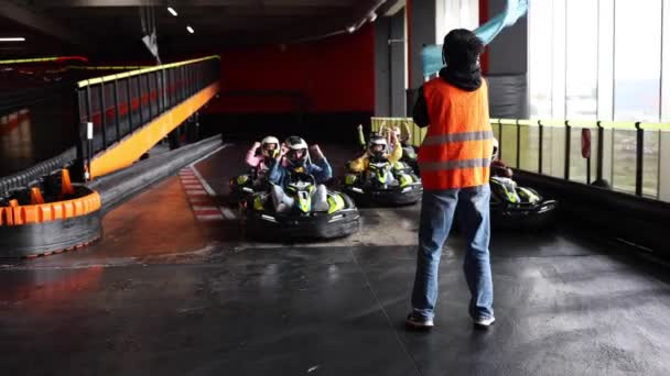 Groupe Jeunes Célébrant Début Course Kart Sur Circuit Avec Les — Video