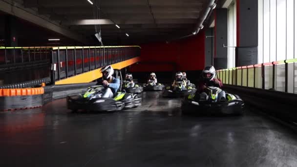 Groep Racers Start Kart Race Het Circuit Rijden Eerste Bocht — Stockvideo