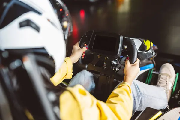 Close Detail Van Tiener Grijpen Het Stuur Van Karts Race — Stockfoto