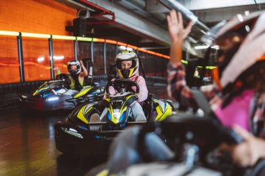 Karting araba kazası pistte / kazada kızgın hareketlerle yolda oynarken