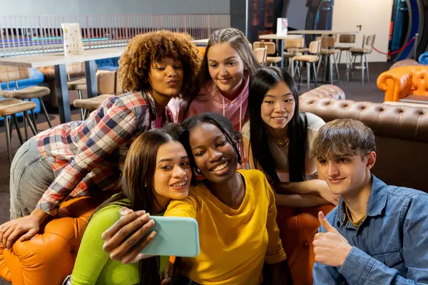 Selfie Van Multi Etnische Vrienden Het Weekend Samen Tijd Doorbrengen — Stockfoto