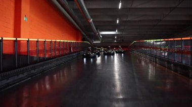 Rekabet karting yarış ön görünümü kapalı devre üzerinde ilerleyen kartlar