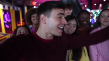 Çok ırklı arkadaşların el sallayıp, kucaklaşıp öptüğü, sosyal medya konseptinin selfie videosu.