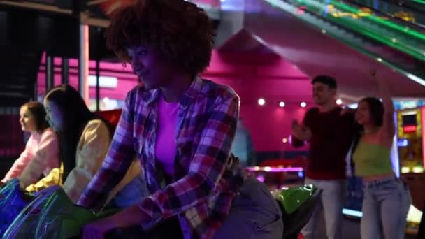 Afrikanske Amerikanske Kvinde Kørsel Motorcykel Virtuelle Spil Med Sin Gruppe – Stock-video