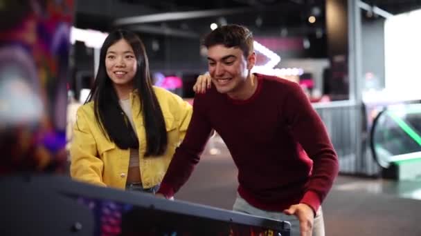 Casal Multirracial Amigos Jogando Pinball Sala Jogos Arcade Celebrando Vitória — Vídeo de Stock