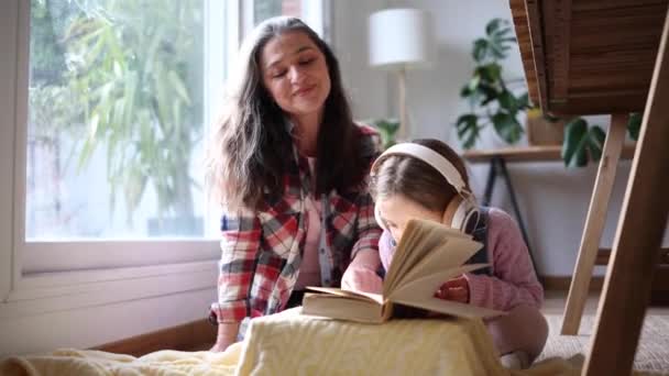 Nenek Mengajarkan Cucunya Untuk Membaca Buku Bawah Meja — Stok Video