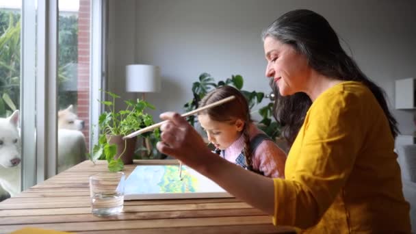 Nonna Nipote Dipingono Insieme Quadro Nel Soggiorno Fronte Alla Finestra — Video Stock