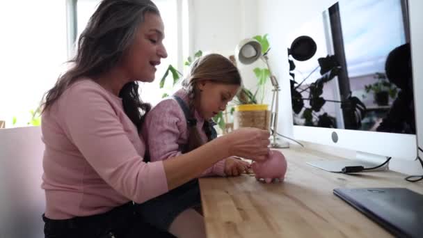 Grootmoeder Kleindochter Leren Samen Sparen Met Hun Spaarvarken Door Munten — Stockvideo