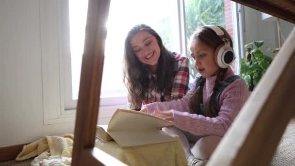 Εγγονή Κορίτσι Γιαγιά Της Διαβάζοντας Μαζί Στο Σαλόνι Του Σπιτιού — Αρχείο Βίντεο