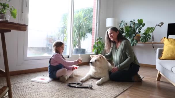Spielender Tierarzt Mit Hund Hause Großmutter Und Enkelin — Stockvideo