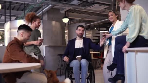Tekerlekli Sandalyedeki Mutlu Adamı Arkadaşlarıyla Kahve Dağıtıyor — Stok video