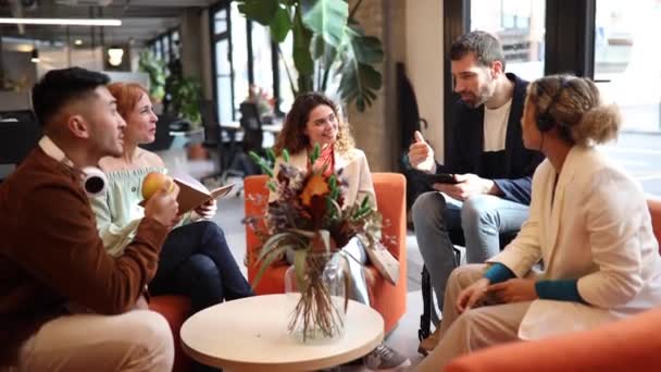 Reunión Informal Entre Colegas Multiétnicos Espacio Coworking — Vídeos de Stock