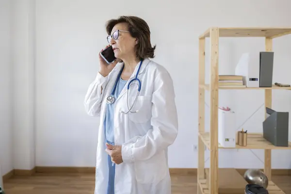 Starszy Lekarz Rozmawia Pacjentem Przez Telematyczną Konsultację — Zdjęcie stockowe