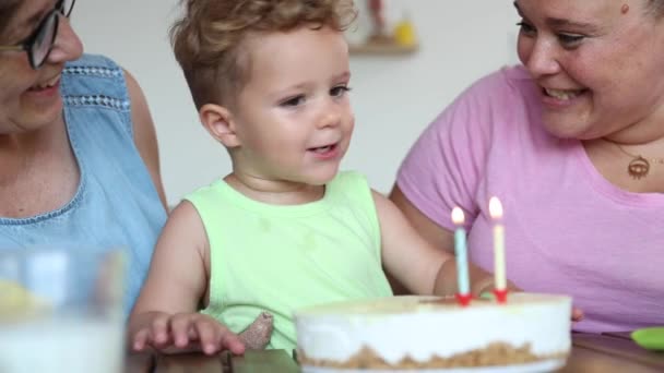 3歳の誕生日のケーキにろうそくを吹き飛ばす少年の詳細を閉じる — ストック動画