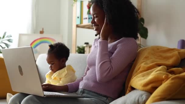 Svobodná Matka Pracuje Doma Svým Notebookem Zároveň Stará Své Dítě — Stock video