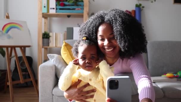 年轻的非洲裔美国母亲带着孩子自拍 — 图库视频影像