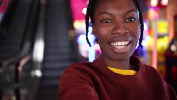 Souriant Vidéo Influenceur Adolescent Afro Américaine Femme Regardant Caméra Parler — Video