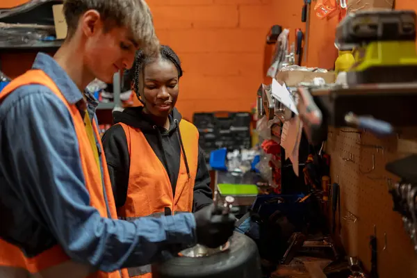 Couple Multiracial Colleagues Working Together Repairing Wheel Garage Kart Mechanic — Stock Photo, Image