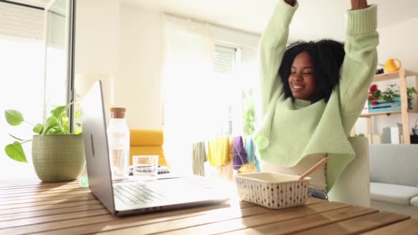 Mulher Afro Americana Alongando Enquanto Trabalhava Seu Laptop Casa — Vídeo de Stock