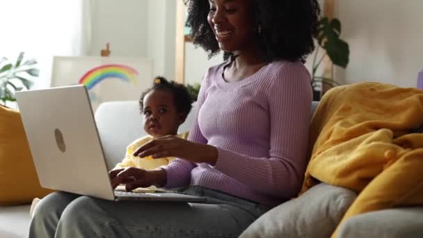 Mãe Solteira Teletrabalho Com Seu Laptop Casa Enquanto Cuida Seu — Vídeo de Stock