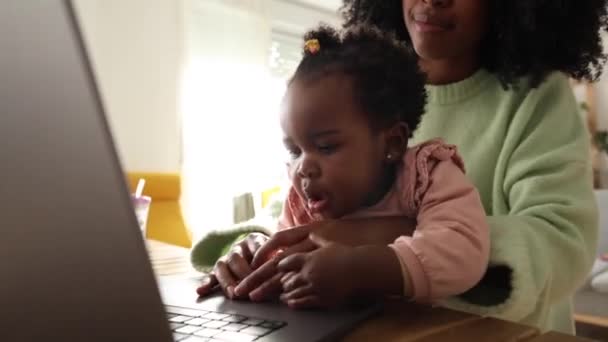 Afro Americano Bebê Digitando Laptop Sua Mãe Enquanto Trabalhava Casa — Vídeo de Stock