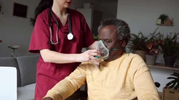 Опытная Медсестра Выполняющая Процедуру Оксигенации Афроамериканца Инвалидном Кресле Посещение Врача — стоковое видео