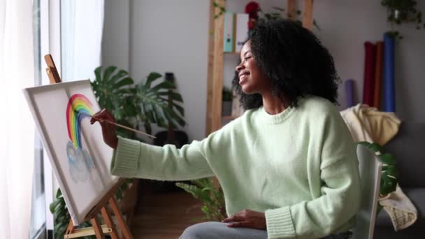 彼女のリビングルームで絵を描く若いアフリカ系アメリカ人女性は 達成感と誇りを感じます 精神衛生のインスピレーション — ストック動画
