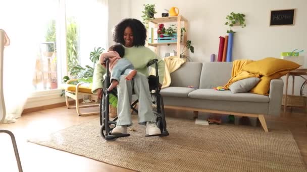 Afroamerikanerin Rollstuhl Kümmert Sich Ihr Baby — Stockvideo