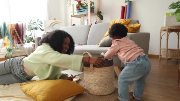 Afroamerykanka Wyrzuca Zabawki Kosza Brudny Dom Mała Dziewczynka Niszczy Zabawki — Wideo stockowe