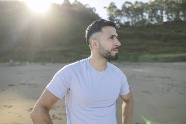 Sahile bakan ilham verici bir adam.