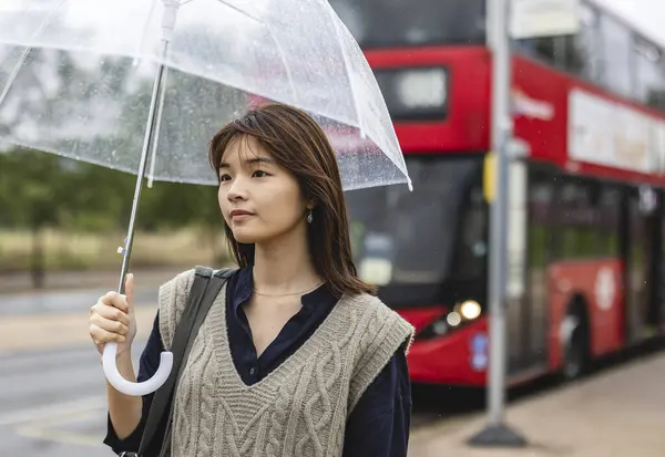 Otobüs Durağında Şemsiyesi Olan Asyalı Genç Bir Kadının Portresini Yakından Telifsiz Stok Fotoğraflar