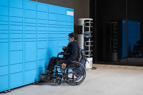 Tekerlekli Sandalyedeki Müşteri Lojistik Posta Kutusundan Bir Paket Alıyor Mavi Stok Fotoğraf