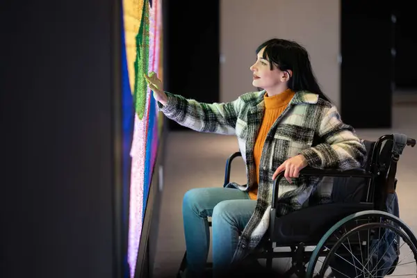 Tekerlekli Sandalyedeki Kadın Iletişim Kuruyor Ekranlara Dokunuyor - Stok İmaj