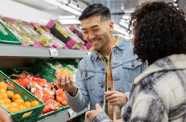 Multi Etnische Echtpaar Kopen Sinaasappels Supermarkt — Stockfoto