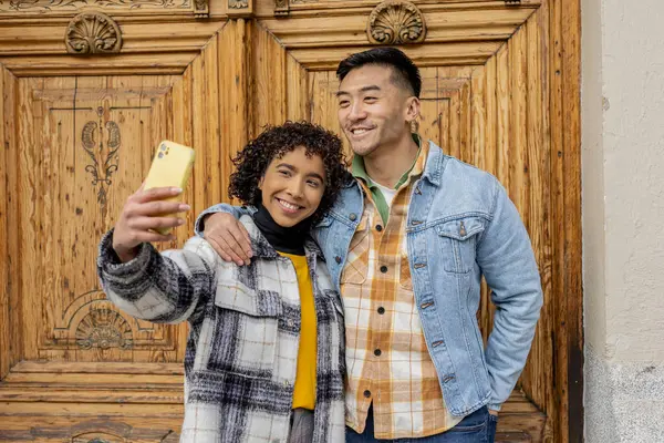 Ahşap Arka Planda Çok Irklı Çiftlerin Selfie Stok Resim