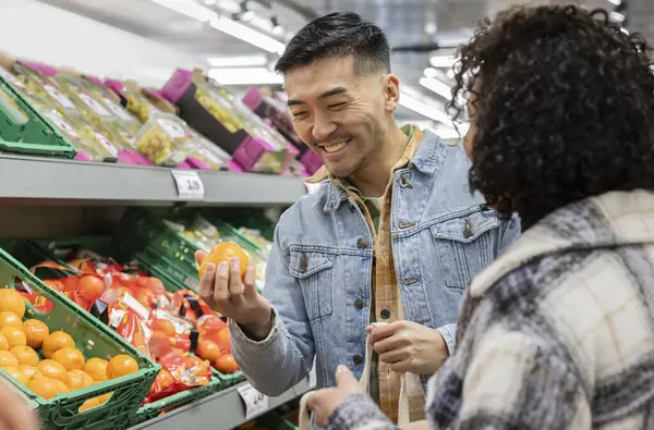 Çok Irklı Bir Çift Süpermarketten Portakal Alıyor - Stok İmaj