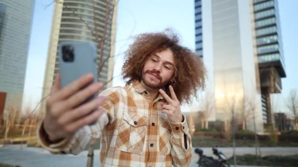 Adulto Joven Con Pelo Rizado Toma Selfie Para Aplicación Citas — Vídeo de stock