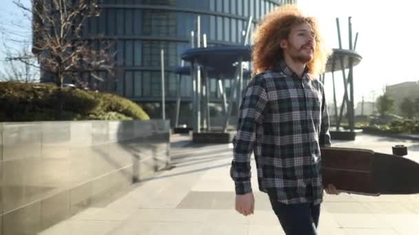 Muž Kudrnatými Vlasy Chodí Sebevědomě Bruslí Ruce Zatímco Slaví Svůj — Stock video
