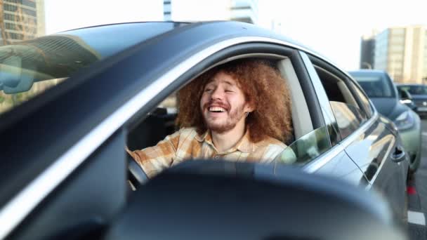 Adam Arabasında Direksiyonu Tutarken Mutlu Bir Şekilde Şarkı Söylüyor Saçlarını — Stok video