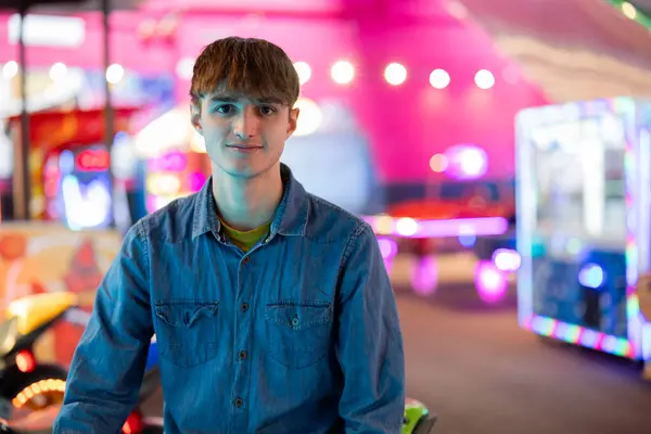 Porträt Eines Jungen Teenagers Arkadenpark Mit Neonlicht Und Videospielen — Stockfoto