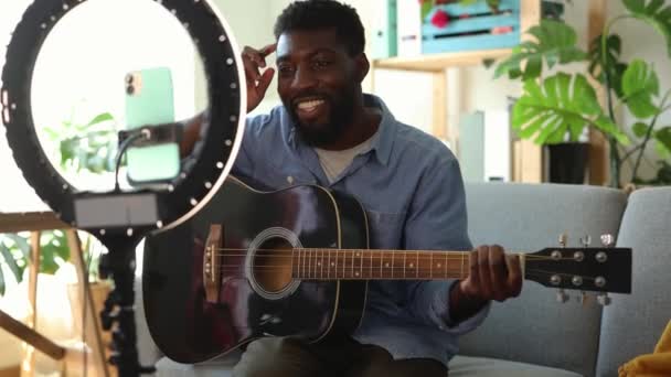 Gitarrenlehrer Gibt Seinen Schülern Live Online Unterricht Sozialen Netzwerken Mit — Stockvideo