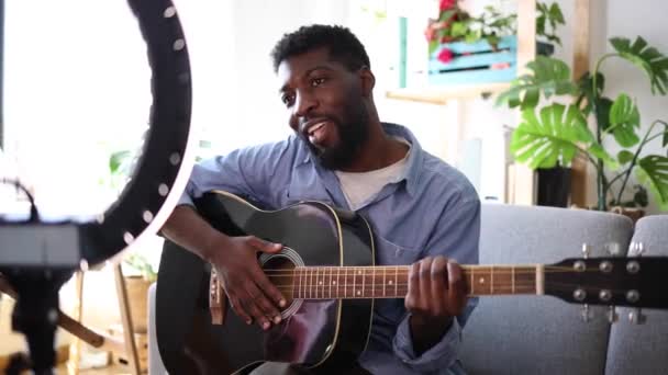 Professeur Afro Américain Souriant Donnant Classe Enregistrement Tutoriel Guitare Ligne — Video