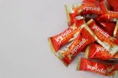 Palembang, Endonezya - 4 Ocak 2024 - Ting-Ting fıstık şekeri, Garuda Gıda şirketinin ürünlerinden biridir..