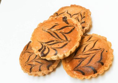 Beyaz arka plan üzerinde izole çikolatalı pasta.