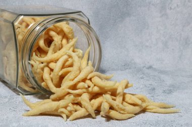 Çıtır Peynir Çubuğu veya Peynirli Mantar Yumurtası veya Telur Gabus Keju veya Widaran veya Bidaran Keju Endonezya 'nın geleneksel atıştırmalık ürünüdür. Lezzetli, tuzlu ve çıtır çıtır.