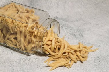 Çıtır Peynir Çubuğu veya Peynirli Mantar Yumurtası veya Telur Gabus Keju veya Widaran veya Bidaran Keju Endonezya 'nın geleneksel atıştırmalık ürünüdür. Lezzetli, tuzlu ve çıtır çıtır.