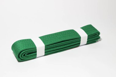 Beyaz arkaplanda seçici odaklı tekvando kuşağı resmi