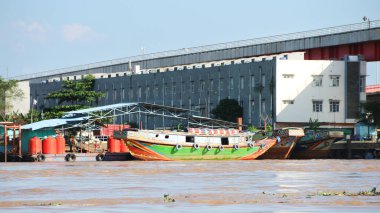 Palembang, Endonezya - 13 Haziran 2024: Musi Nehri 'nde mal taşıyan tekneler. Güney Sumatra, Endonezya 'daki Palembang şehrindeki ünlü nehir..